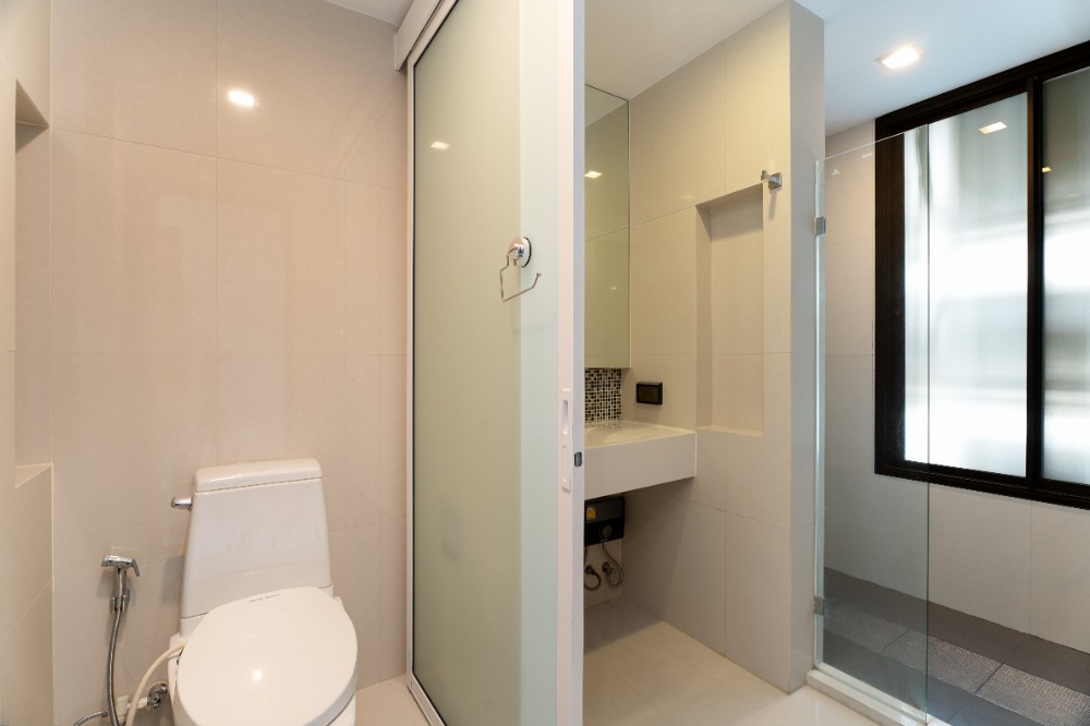 For RentCondoOnnut, Udomsuk : 🔥For Rent Now! 🔥Rhythm 44/1, 2 bedrooms, 2 bathrooms. Fully furnished and equipped with appliances. Ready to move in. Conveniently located just 100 meters from BTS Phra Khanong. ❗