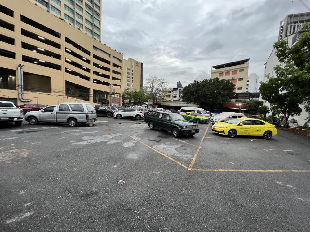 ขายที่ดินคลองเตย กล้วยน้ำไท : ที่ดิน 1 ไร่เศษ 462 ตารางวา ริมถนนพระราม 4 อยู่ติดกับโรงพยาบาลเทพธารินทร์ เข้าออกได้สามทาง