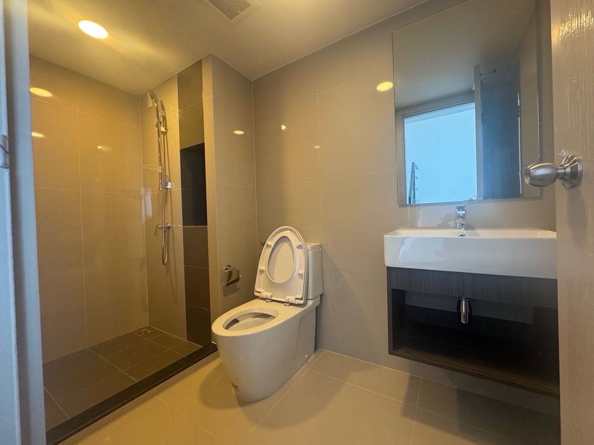 For SaleCondoPinklao, Charansanitwong : High floor Chao Phraya River view room, ideo charan70 project, hybrid room, size 50 square meters, price 5.39 million baht. Interested in viewing the room, call/line: 0646428664 Patch